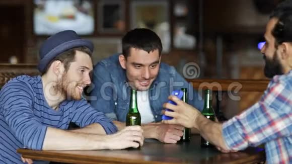 在酒吧喝啤酒的男性朋友视频的预览图