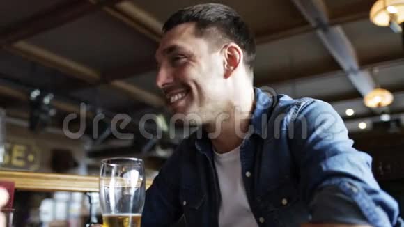 快乐的年轻人在酒吧或酒吧喝啤酒视频的预览图
