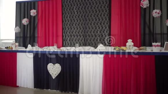 餐厅内装饰精美的餐桌新娘和新郎视频的预览图