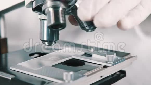 科学家在实验室使用显微镜视频的预览图