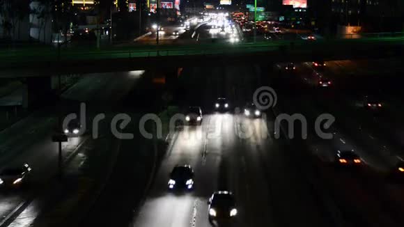 洛杉矶市中心夜间交通视频的预览图