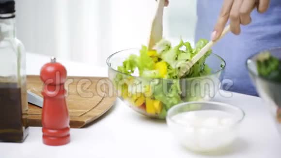 女人在家做蔬菜沙拉视频的预览图