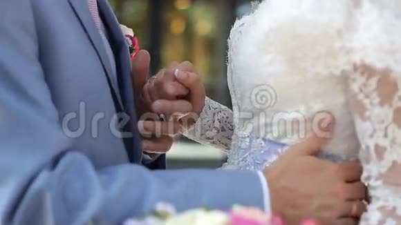 新婚夫妇牵着手视频的预览图