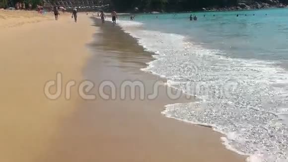 波浪在卡隆海滩的沙滩上翻滚视频的预览图