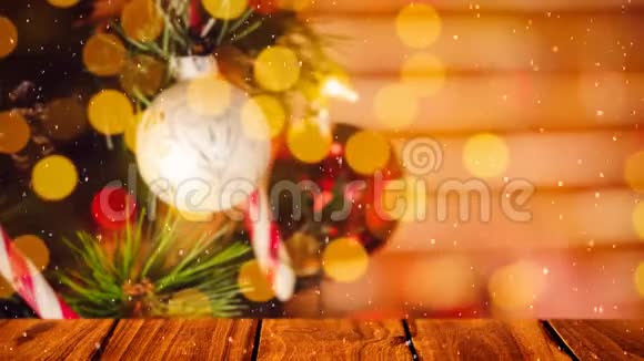 圣诞树装饰与降雪结合视频的预览图