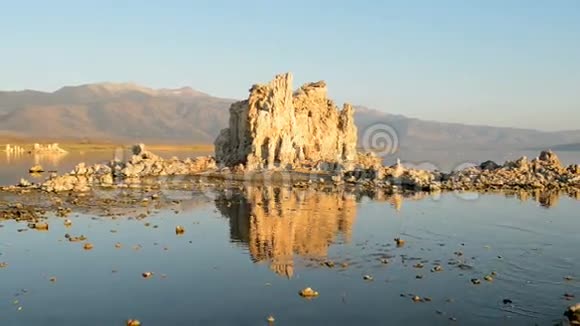 美丽的加利福尼亚莫诺湖上的凝灰岩形成视频的预览图