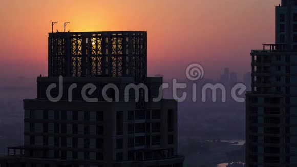迪拜码头日出塔顶有塔楼视频的预览图