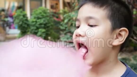 年轻的亚洲男孩吃甜点视频的预览图