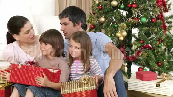 家人在家拿圣诞礼物视频的预览图