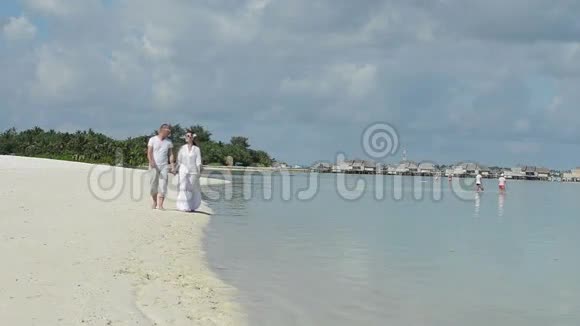 健康的年轻夫妇穿着白色衣服视频的预览图