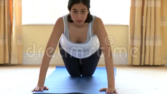 做俯卧撑的运动女人视频的预览图