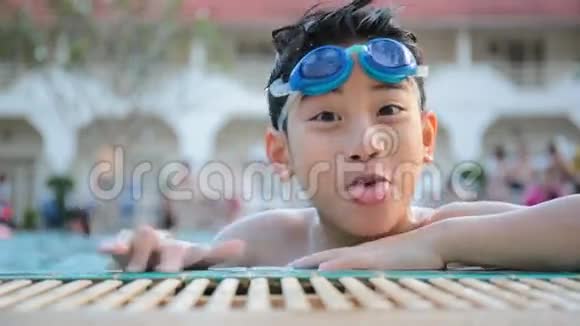 小亚洲可爱的孩子在游泳池里玩视频的预览图