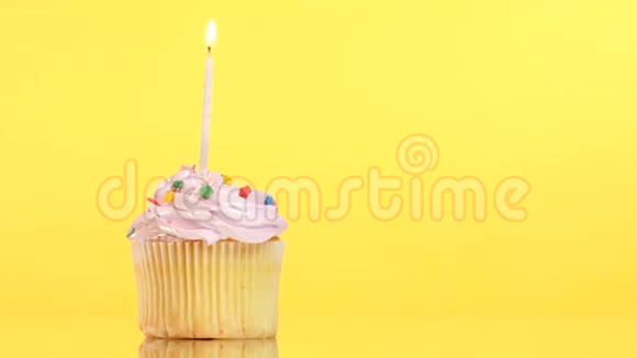 一支蜡烛烤生日蛋糕黄色的视频的预览图
