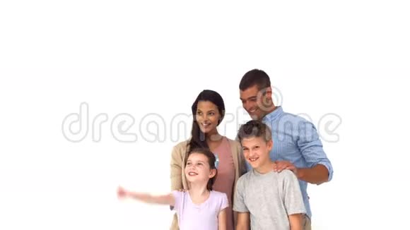 幸福的家庭指向白色背景视频的预览图
