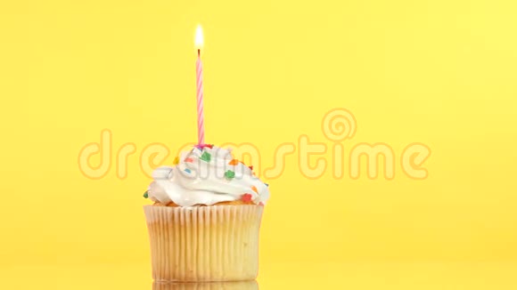 一支蜡烛烤生日蛋糕黄色的视频的预览图