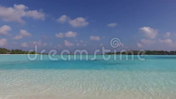 马尔代夫海滩上的蓝海泻湖视频的预览图