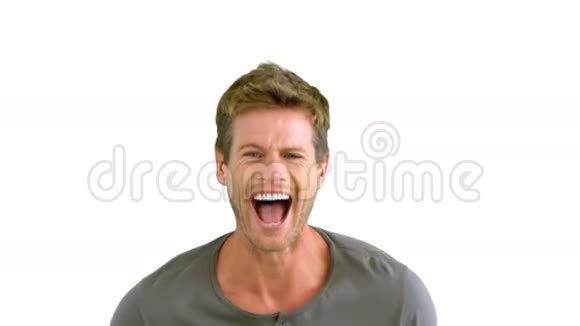 男人在白色背景上笑视频的预览图