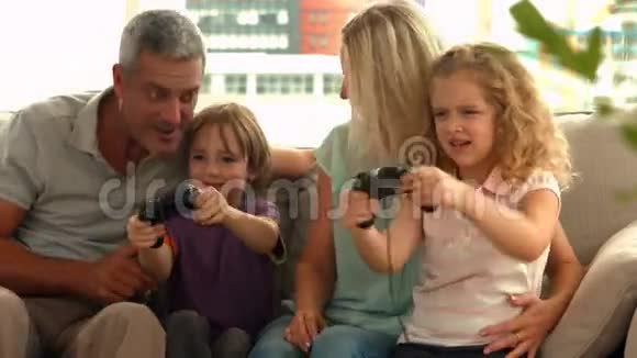 快乐的家庭玩电子游戏视频的预览图