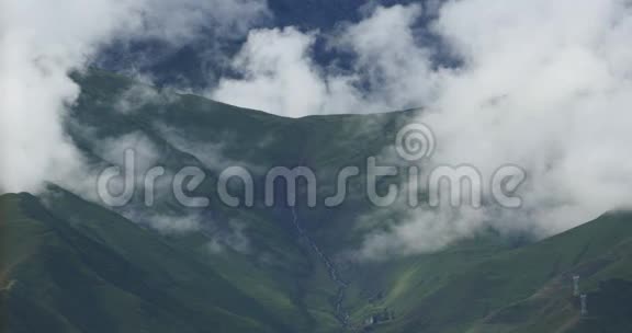 4K蓬松的云团在西藏的山顶和山谷上翻滚世界的屋顶视频的预览图