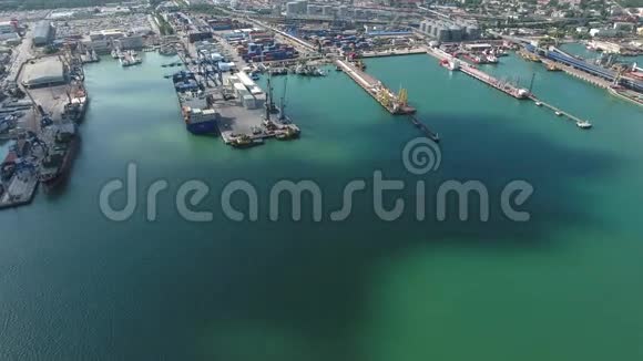 工业海港俯视图港口起重机和货船和驳船视频的预览图