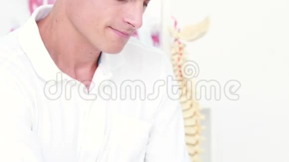 物理治疗师为病人做颈部按摩视频的预览图