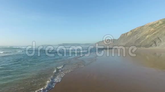 从葡萄牙的海浪中起飞视频的预览图