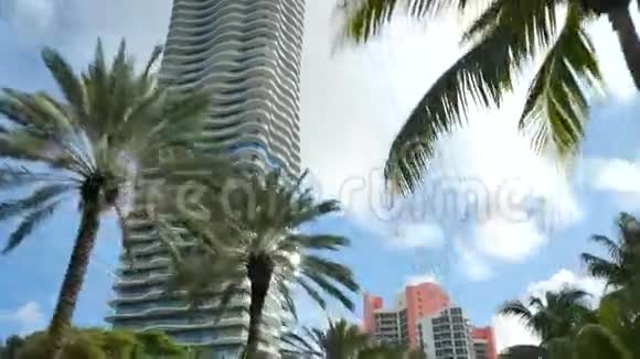 蓝天上的豪华高楼大厦视频的预览图