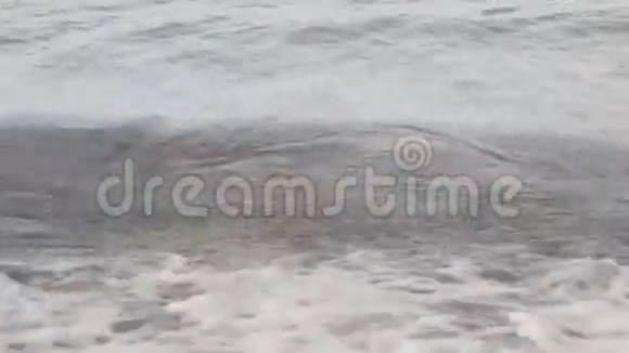 波浪在热带海水上视频的预览图