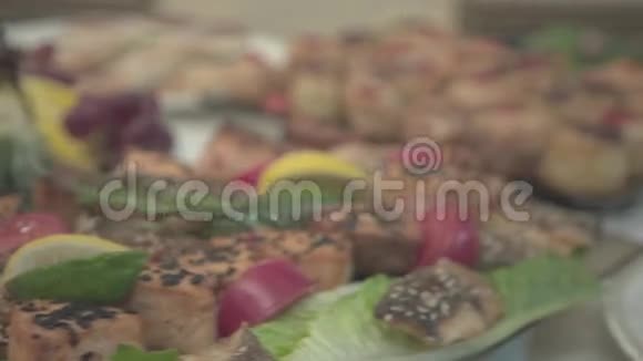 自助餐餐桌食物宴会水果肉类视频的预览图