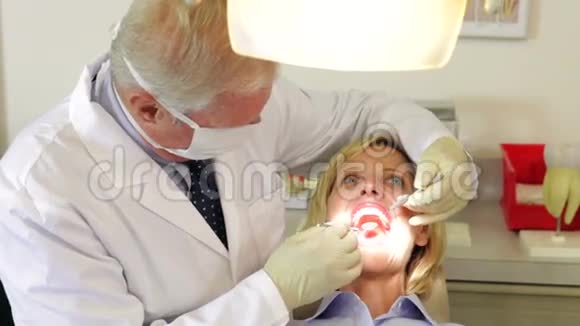 有牙齿检查的女人视频的预览图