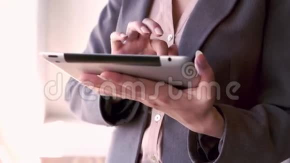 女商人在她的平板电脑上打字视频的预览图