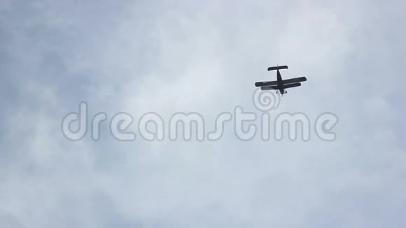 跳伞运动员从飞机上跳下来伞兵在空中飞行视频的预览图