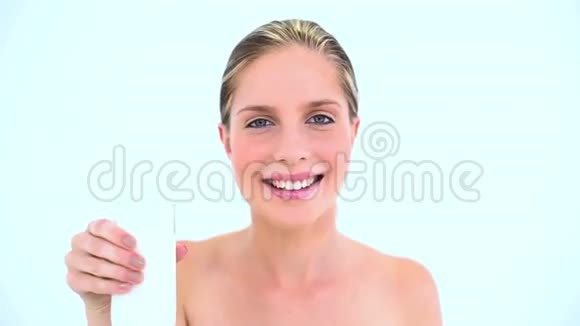 微笑的女人喝着一杯牛奶视频的预览图