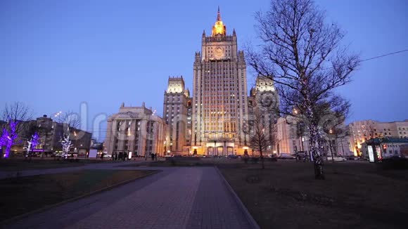 俄罗斯联邦外交部和夜间交通俄罗斯莫斯科Smolenskaya广场视频的预览图