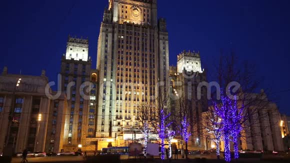俄罗斯联邦外交部和夜间交通俄罗斯莫斯科Smolenskaya广场视频的预览图