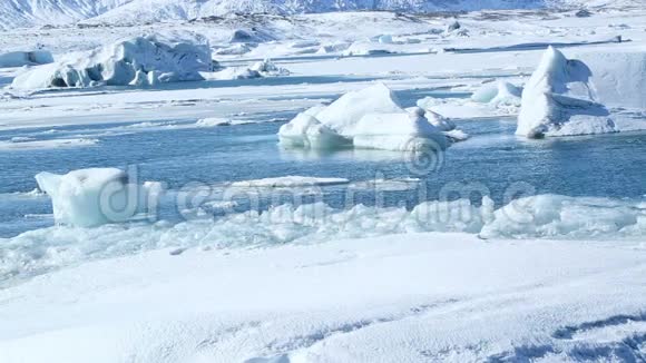 冰川泻湖上的冰块破裂视频的预览图