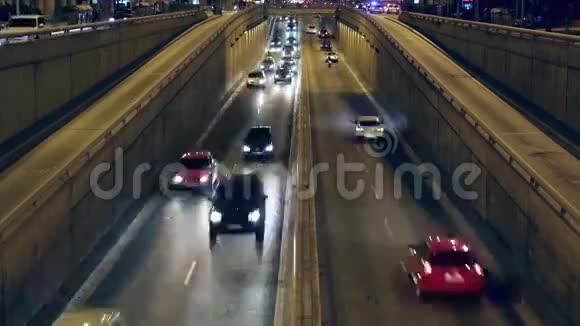 巴塞罗那的夜间交通现场时间流逝视频的预览图