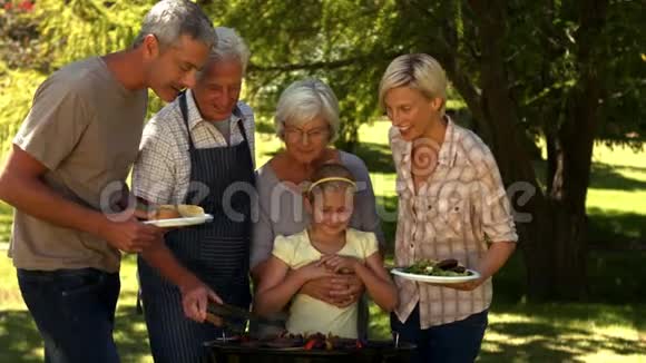 快乐的一家人在公园里烧烤视频的预览图