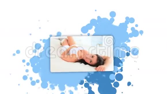 一个女人躺在床上视频的预览图