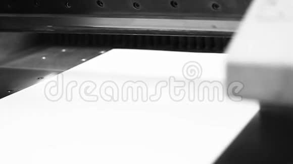 黑白印刷车间印刷机视频的预览图