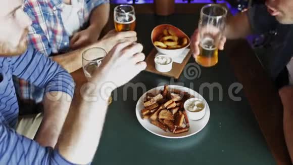 快乐的男性朋友在酒吧或酒吧喝啤酒视频的预览图