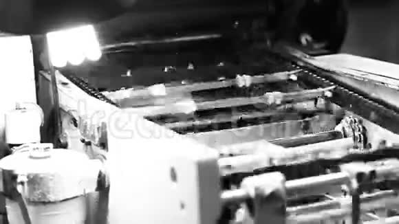 黑白印刷车间印刷机视频的预览图