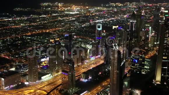 迪拜市中心晚上阿拉伯联合酋长国视频的预览图