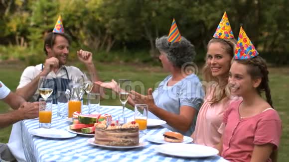 家人庆祝生日视频的预览图