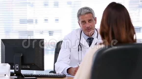 医生在听病人说话视频的预览图