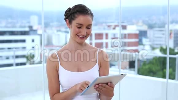 年轻女性使用平板电脑视频的预览图