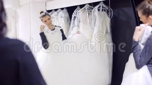 婚礼礼服套装在新娘商店视频的预览图