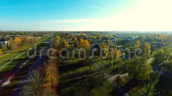 绿色的秋天公园空中镜头视频的预览图