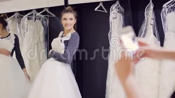 婚礼礼服套装在新娘商店视频的预览图