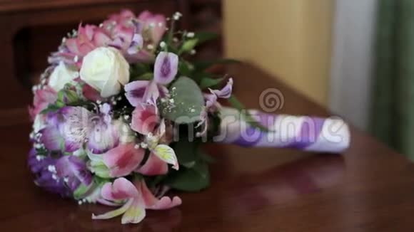 漂亮的婚礼花束放在桌子上视频的预览图